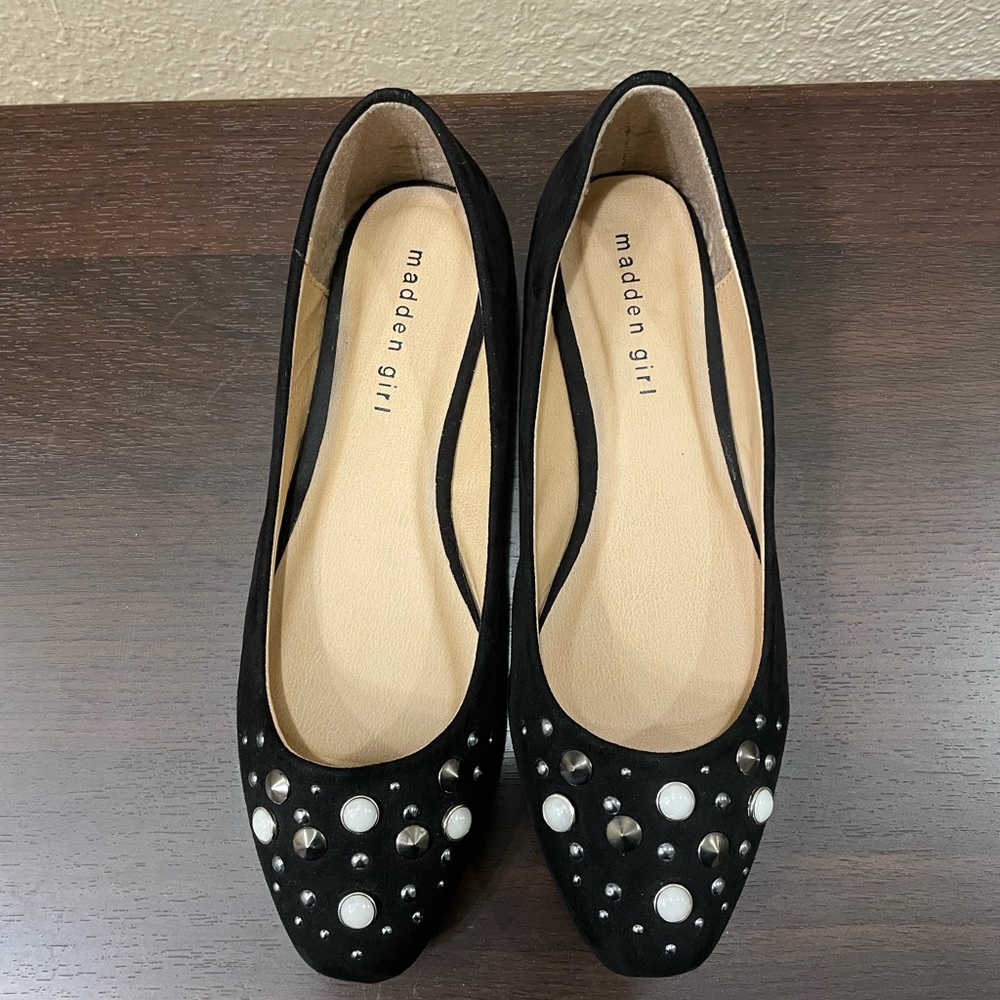 Black size 8 jeweled flats